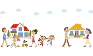 Vooraanzicht van een huis van twee verdiepingen met een rood zadeldak en balkon naast een huis van één verdieping met een geel dak