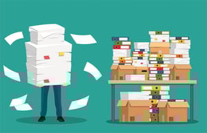 Vooraanzicht van een kantoorscène met overvolle stapels mappen en dozen vol dossiers