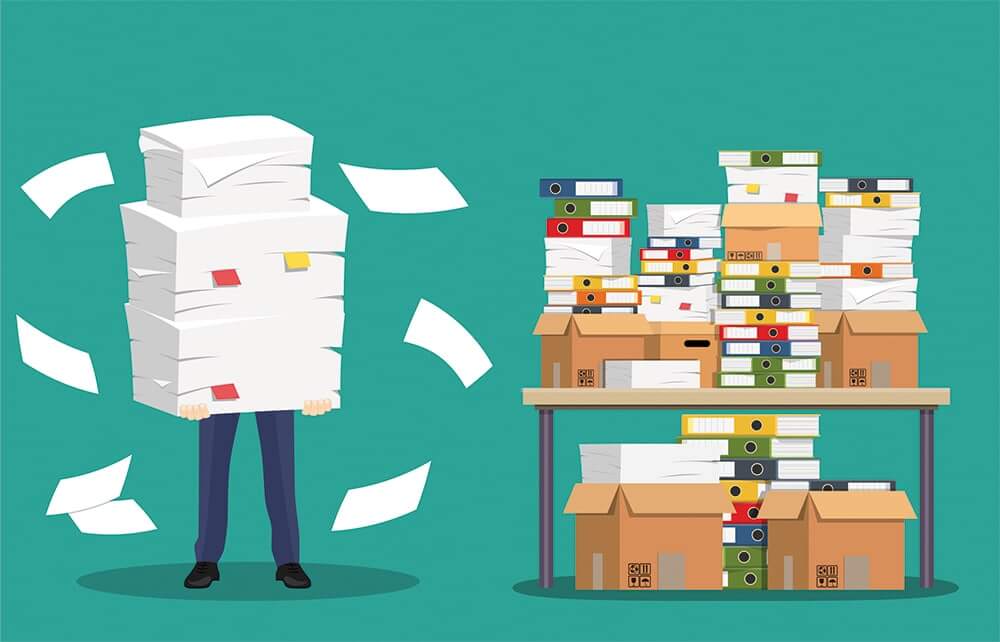 L'illustration montre une personne de face avec une pile de papiers surdimensionnée à côté d'une table avec des cartons et des classeurs.