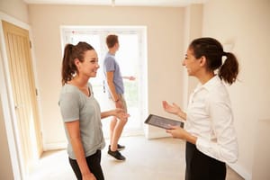 Innenansicht einer hellen Wohnung mit bodentiefen Fenstern zur Gartenterrasse aus offener Raumperspektive