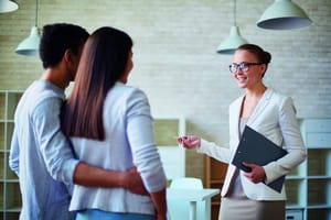 Binnenaanzicht van een modern advieskantoor met witte bakstenen muur Bureau Hanglampen en planken op de achtergrond