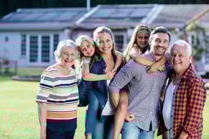 Vrijstaand huis in vooraanzicht met ramen van vloer tot plafond onder een schuin dak en verzorgde tuin