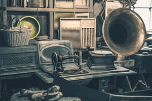 阁楼内景，木梁天花板裸露在外 古董家具 缝纫机和留声机 正视图