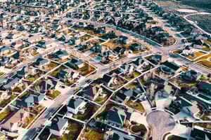 鸟瞰拥有独立式房屋、前花园和蜿蜒住宅街道的住宅区