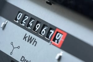 Nahaufnahme eines analogen Stromzählers mit Anzeige in kWh zur Messung des Energieverbrauchs.