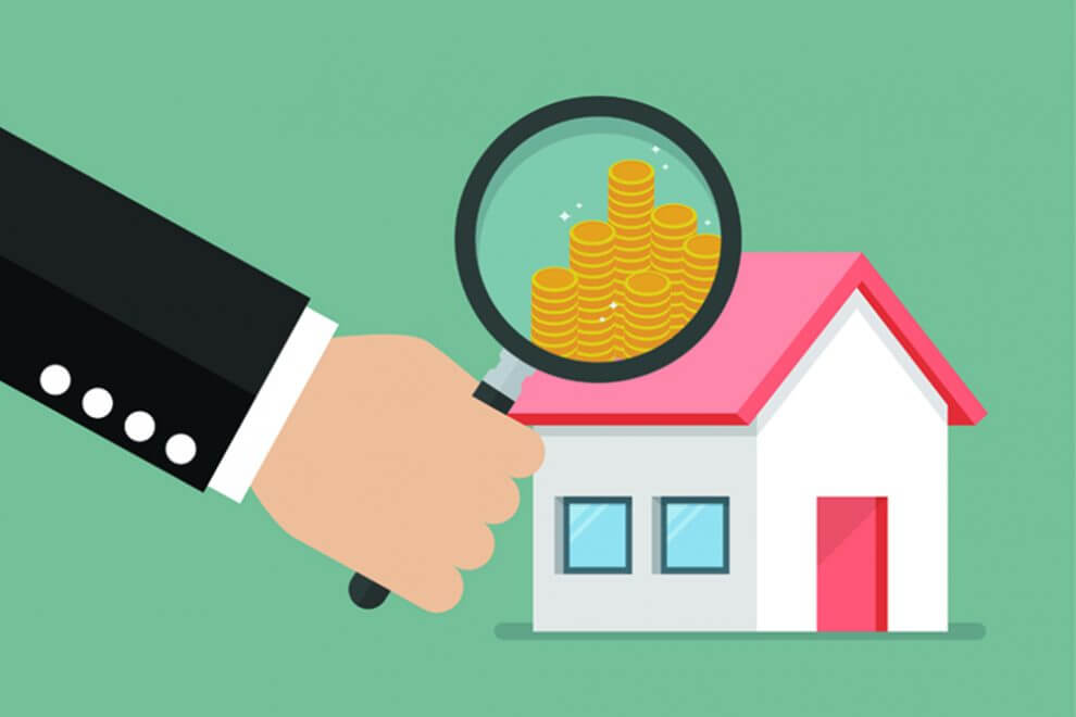 Illustration d'une maison individuelle de face avec un toit rose et une loupe sur des pièces de monnaie dorées