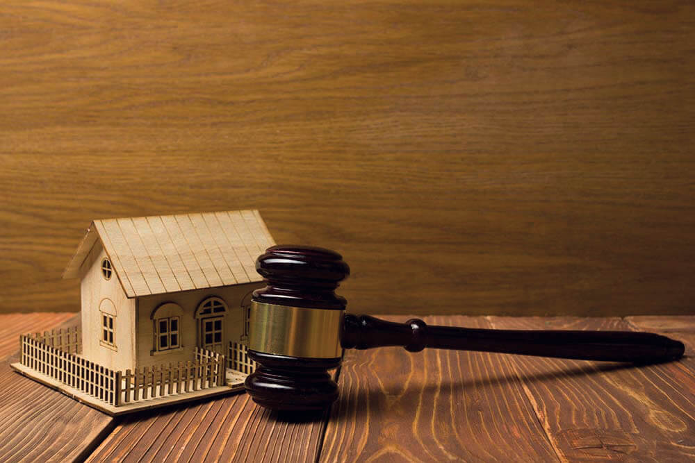 Casa modello in legno con staccionata da una prospettiva frontale leggermente rialzata accanto a Richterhammer