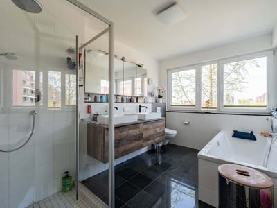 Modernes Badezimmer