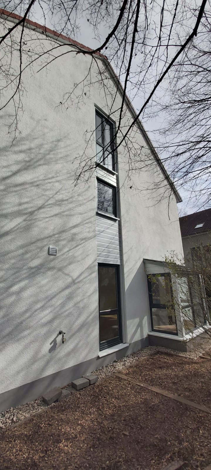 Hausansicht Seite - Erstbezug nach Renovierung-bezugsfrei-perfekt für Familien in Falkensee