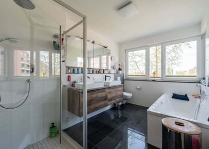Modernes Badezimmer