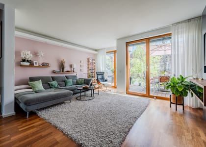 Wohnzimmer mit bodentiefen Fenstern