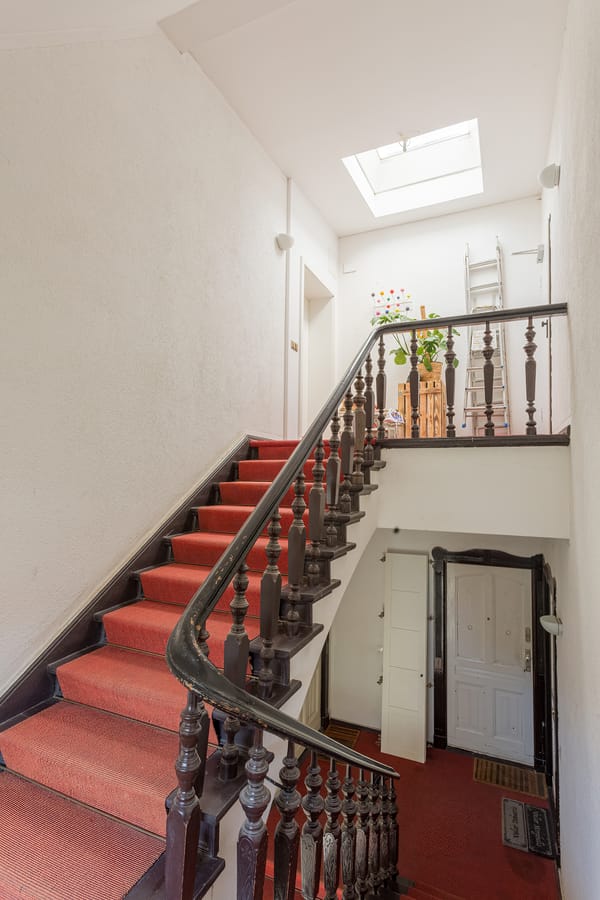 Treppenhaus - Helle Dachgeschosswohnung nahe Boxhagener Platz sofort bezugsfrei