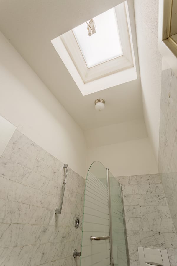 Badezimmer Oberlicht - Helle Dachgeschosswohnung nahe Boxhagener Platz sofort bezugsfrei