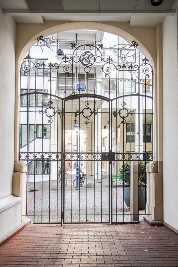 Stilgerechtes Eingangstor - Maisonette mit Dachterrasse in Bestlage Köln-Altstadt