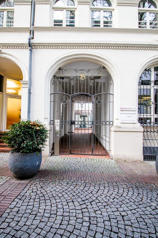 Eingang Brüggelmannhaus - Maisonette mit Dachterrasse in Bestlage Köln-Altstadt