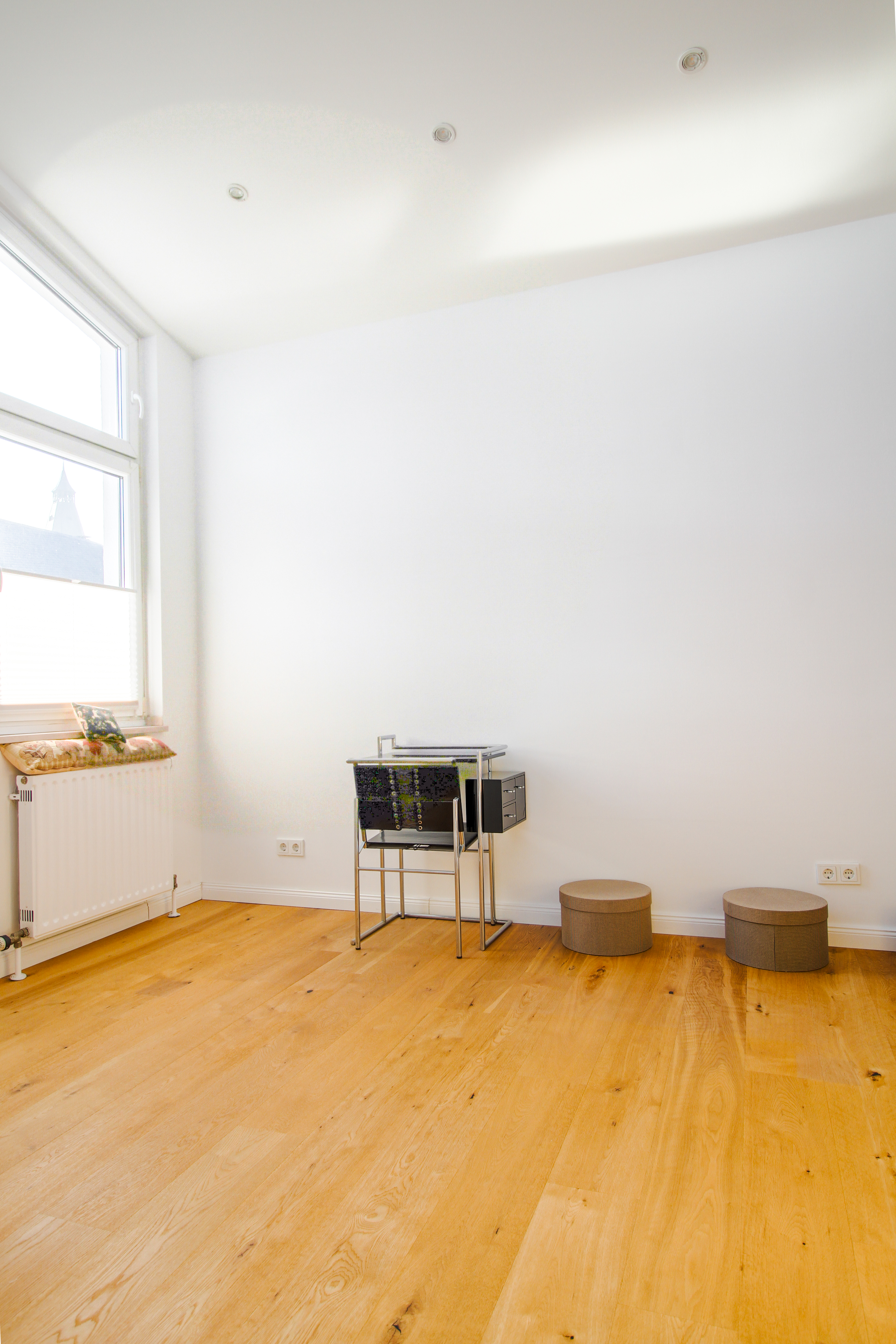 Helles Dachgeschosszimmer mit Parkettboden - Maisonette mit Dachterrasse in Bestlage Köln-Altstadt