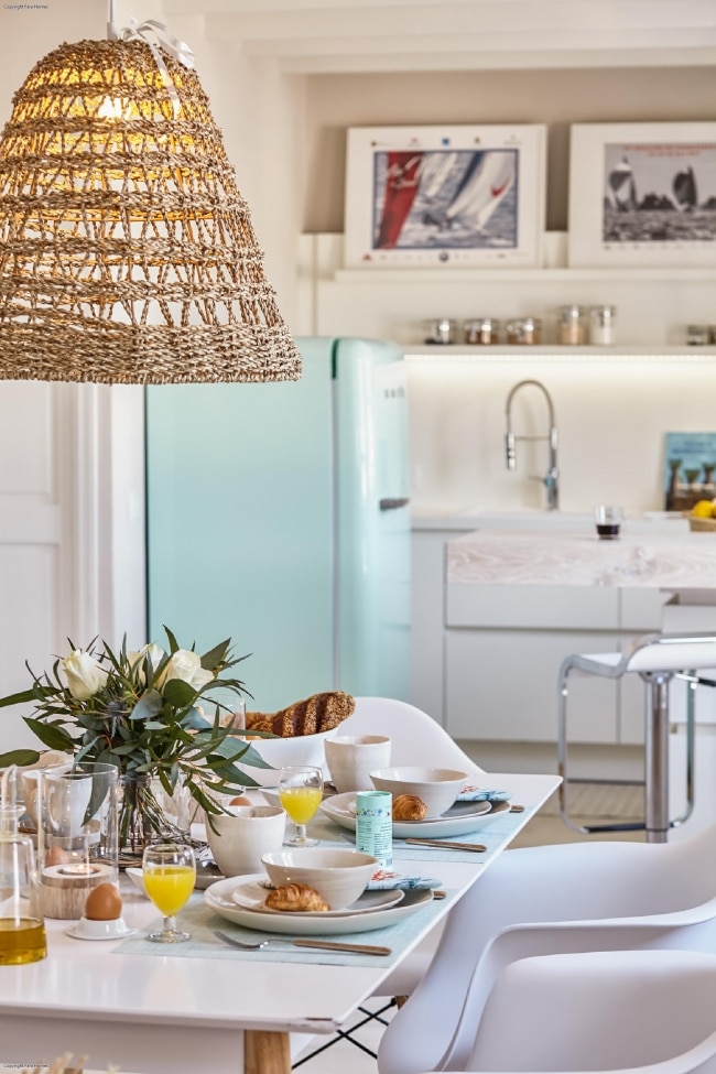 Moderner Küchenbereich mit Frühstückstisch - Puerto de Andratx: modern renoviertes Apartment in Port Andratx in erster Meerslinie zur Miete