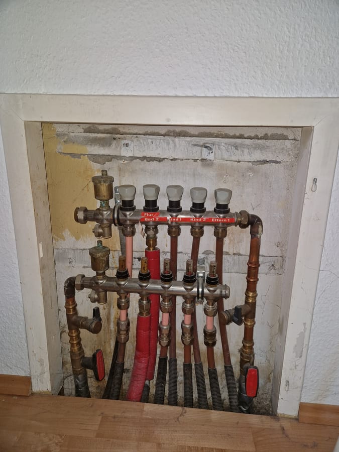 Fußbodenheizungsverteiler im Einbauschrank - Doppelhaushälfte in Bremen St. Magnus: Ruhe, Komfort und Nähe zur Natur