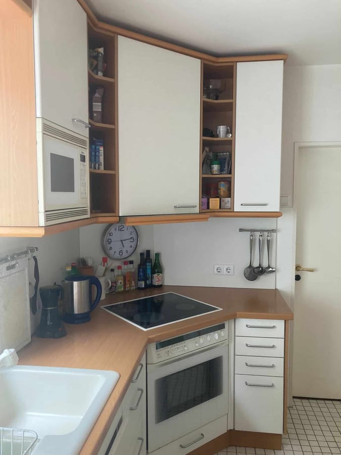 Helle Einbauküche mit Holzarbeitsplatte - Doppelhaushälfte in Bremen St. Magnus: Ruhe, Komfort und Nähe zur Natur