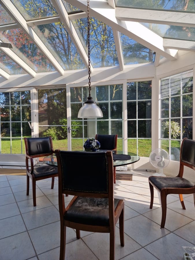 Heller Wintergarten mit Glasdach und Gartenblick - Doppelhaushälfte in Bremen St. Magnus: Ruhe, Komfort und Nähe zur Natur