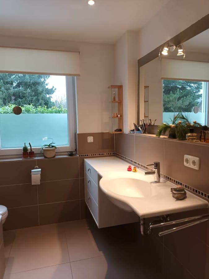 खिड़की से बाहर का नज़ारा दिखने वाला आधुनिक बाथरूम - म्यूनिख / म्यूनिख-ग्रोशहाडर्न में ग्राउंड फ्लोर अपार्टमेंट