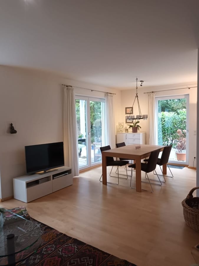 बगीचे तक पहुंच के साथ उज्ज्वल बैठक-भोजन क्षेत्र - म्यूनिख / म्यूनिख-ग्रोशहाडर्न में ग्राउंड फ्लोर अपार्टमेंट