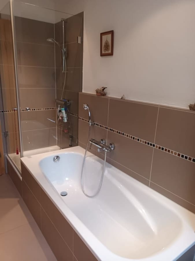 बाथटब और शॉवर वाला आधुनिक बाथरूम - म्यूनिख / म्यूनिख-ग्रोशहाडर्न में ग्राउंड फ्लोर अपार्टमेंट