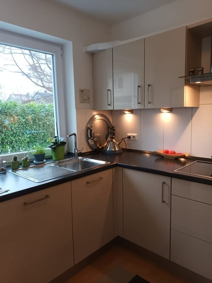 बगीचे के दृश्य वाली चमकदार सुसज्जित रसोई - म्यूनिख / म्यूनिख-ग्रोशहाडर्न में ग्राउंड फ्लोर अपार्टमेंट