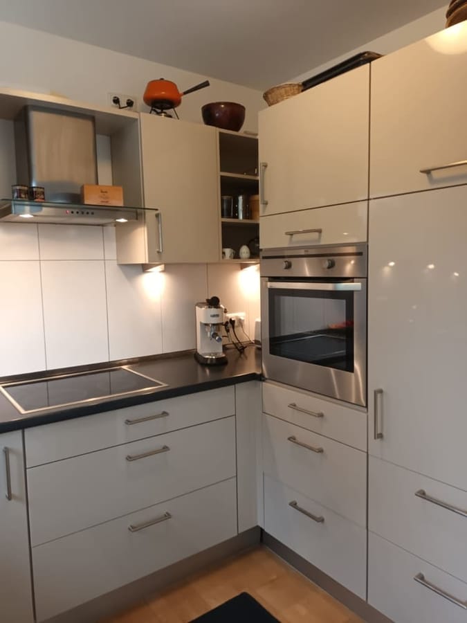 आधुनिक सुसज्जित रसोईघर जिसमें इंडक्शन हॉब लगा है - म्यूनिख / म्यूनिख-ग्रोशहाडर्न में ग्राउंड फ्लोर अपार्टमेंट