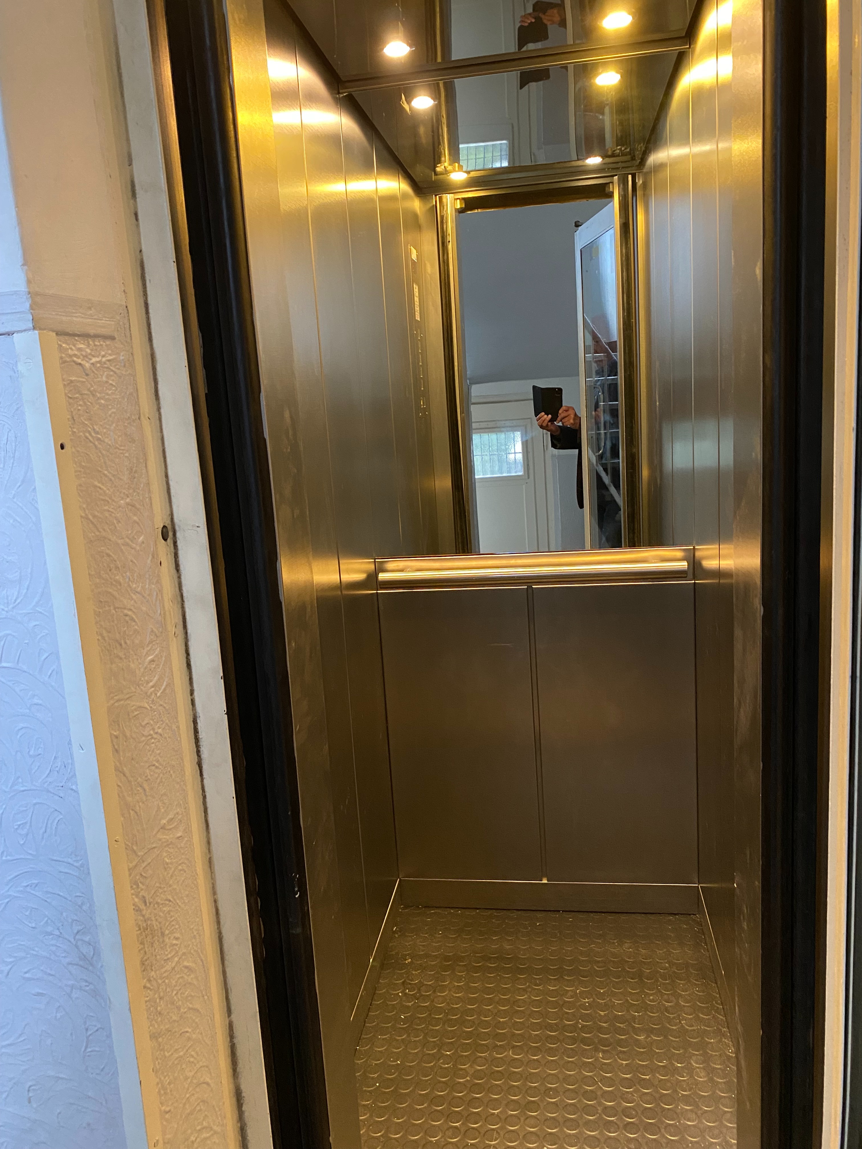 Beleuchteter Edelstahl-Aufzug im Mehrfamilienhausflur - Schöne, vermietete 3-Zimmer-Wohnung in ruhiger Toplage mit Blick in Gartenoase.