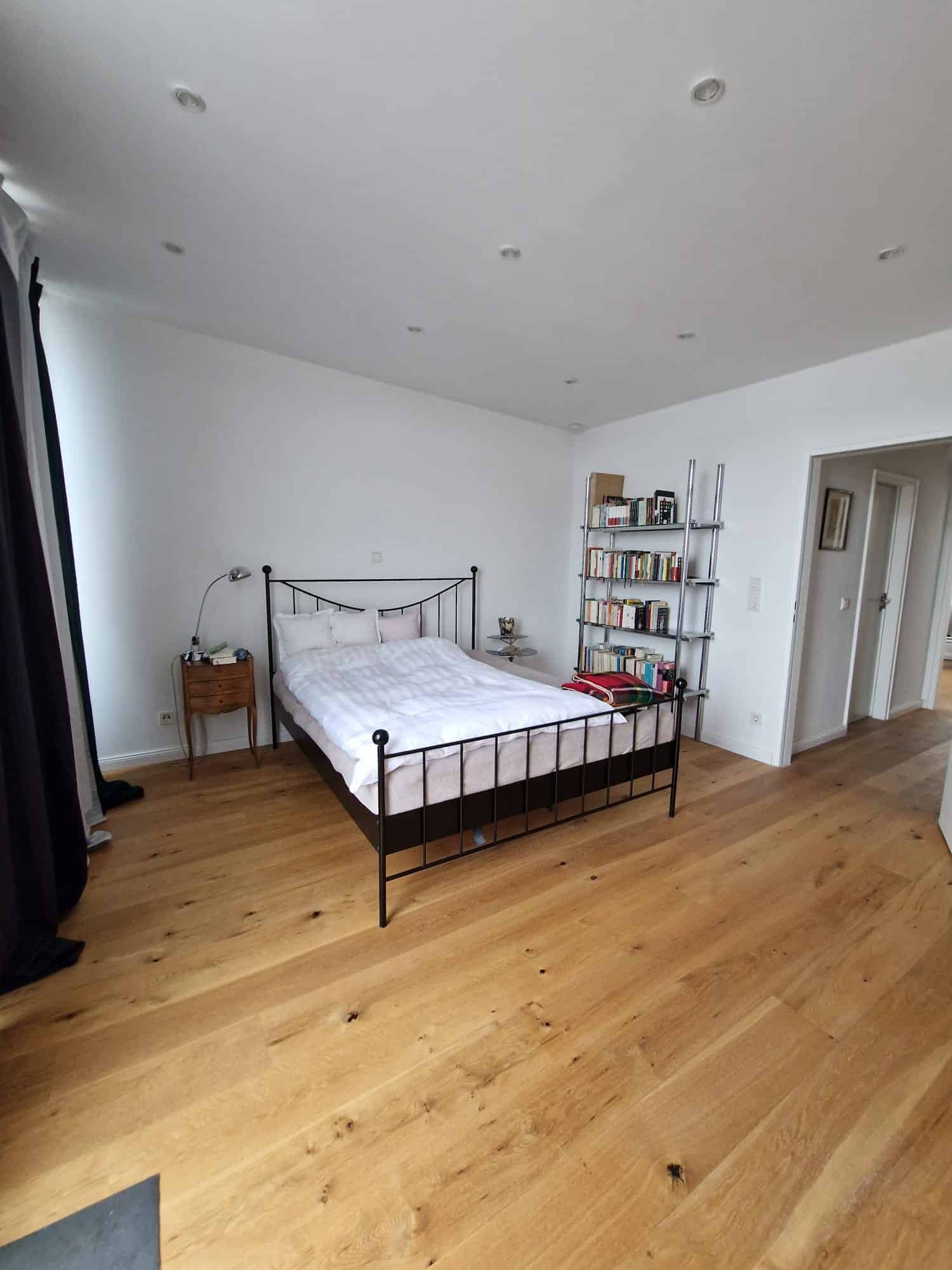 Helles Schlafzimmer mit Eichendielen und Bücherregal - Maisonette mit Dachterrasse in Bestlage Köln-Altstadt