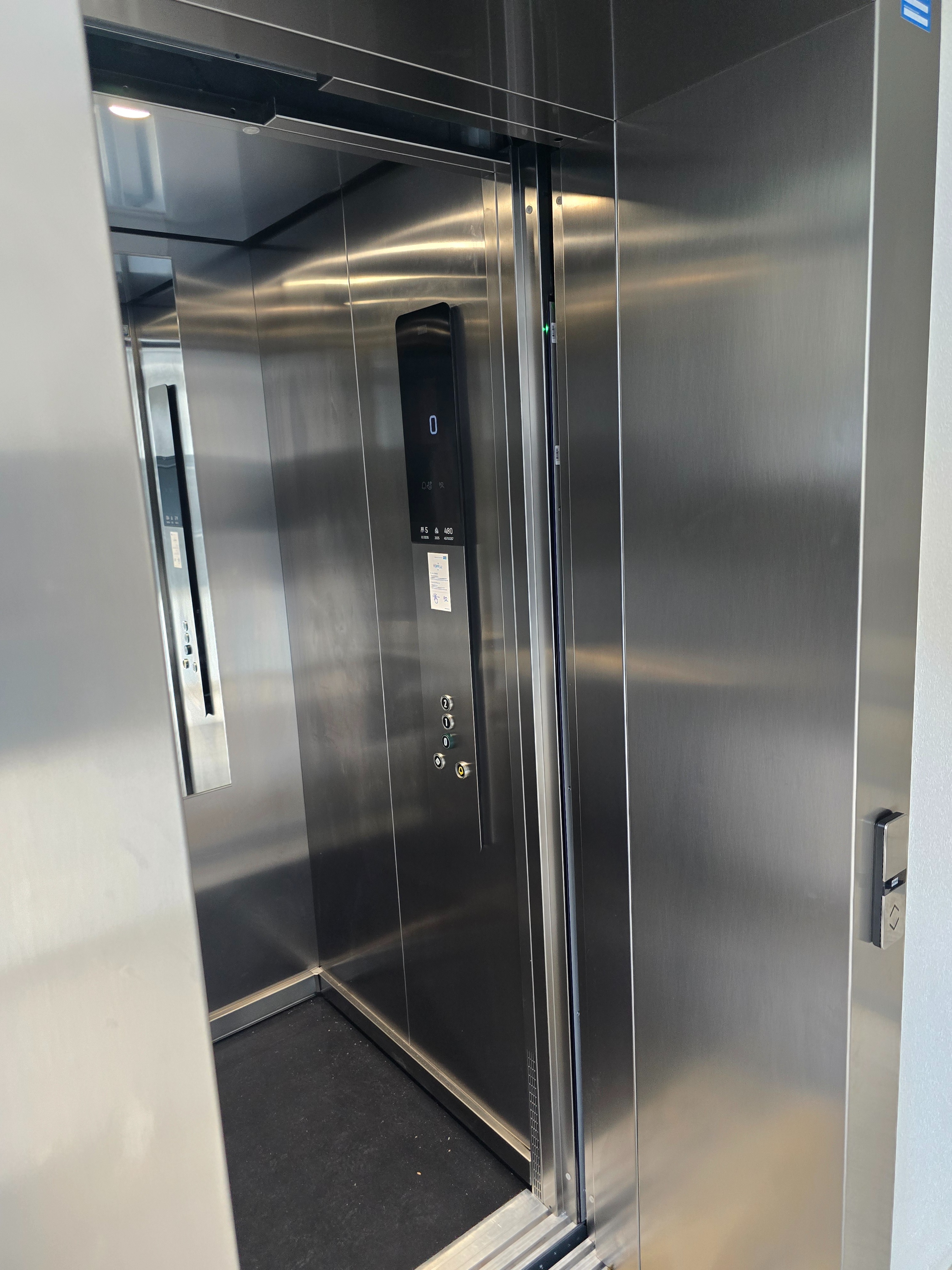 Liftcabine met roestvrijstalen bekleding - Top modern & zo goed als nieuw: bovenste verdieping met panoramisch uitzicht