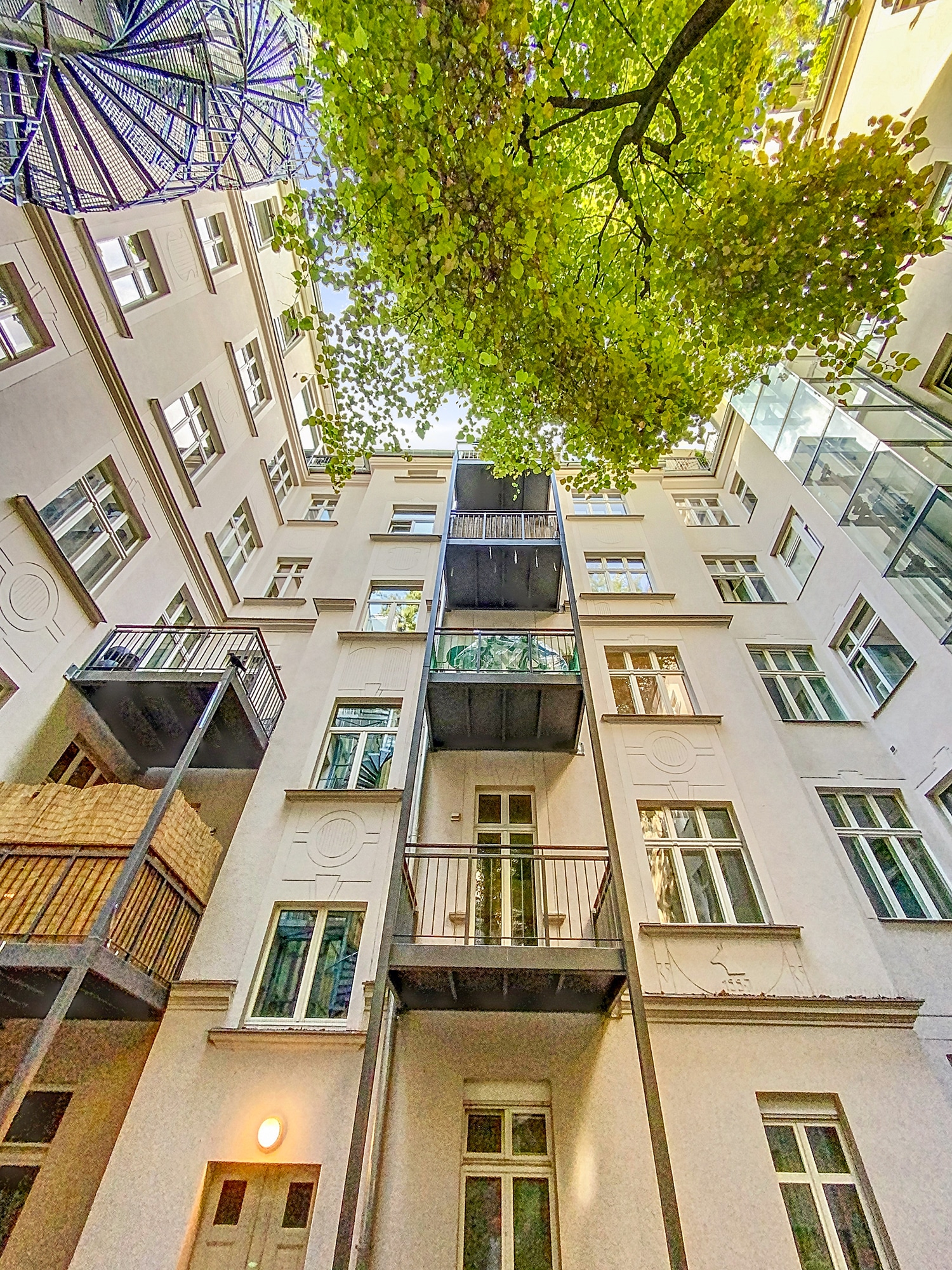 Hausansicht Hof - CHARMANTES 1-ZIMMER-APARTMENT NAHE BOXHAGENER PLATZ SOFORT BEZUGSFREI