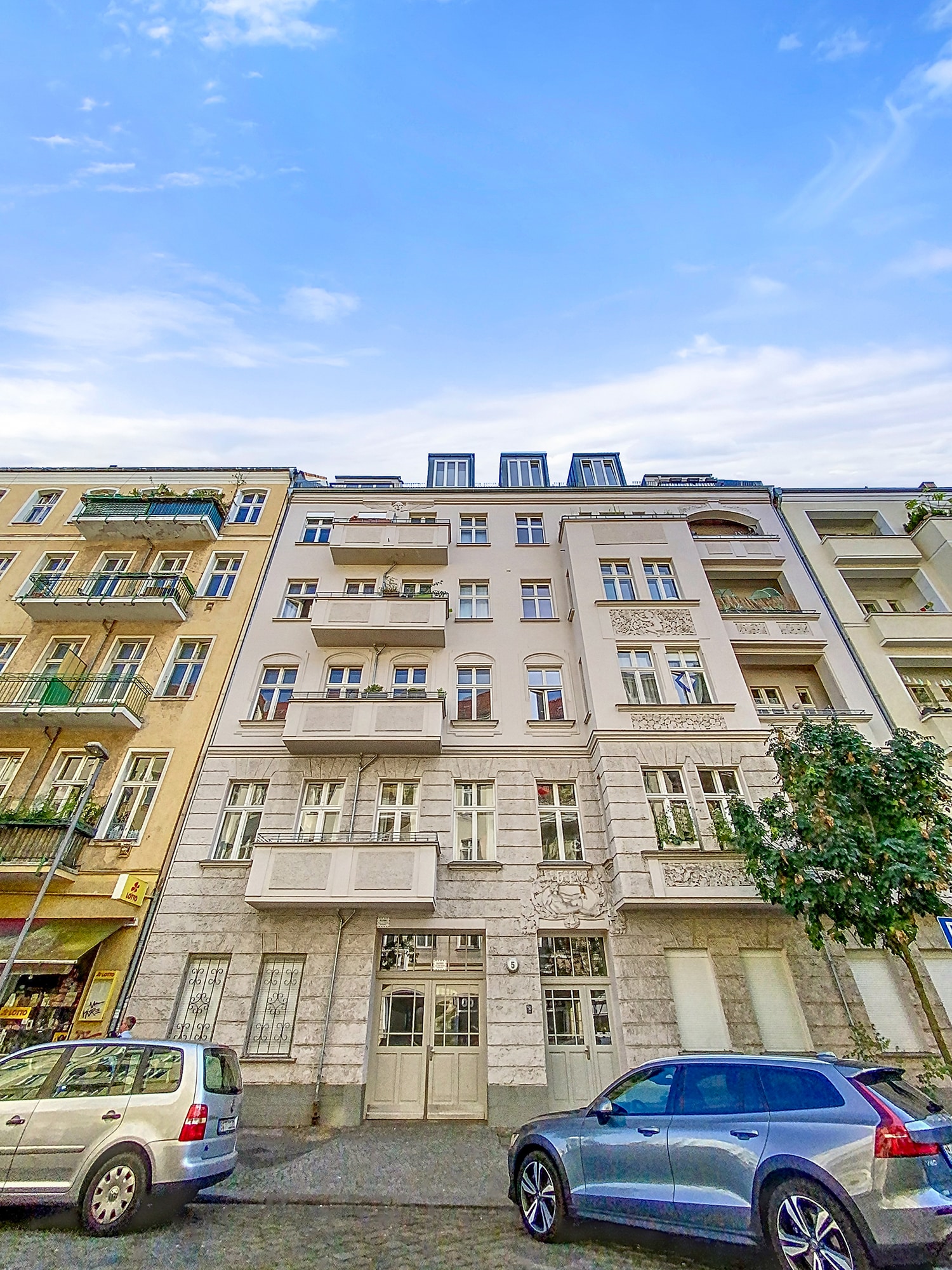 Hausansicht Straße - CHARMANTES 1-ZIMMER-APARTMENT NAHE BOXHAGENER PLATZ SOFORT BEZUGSFREI