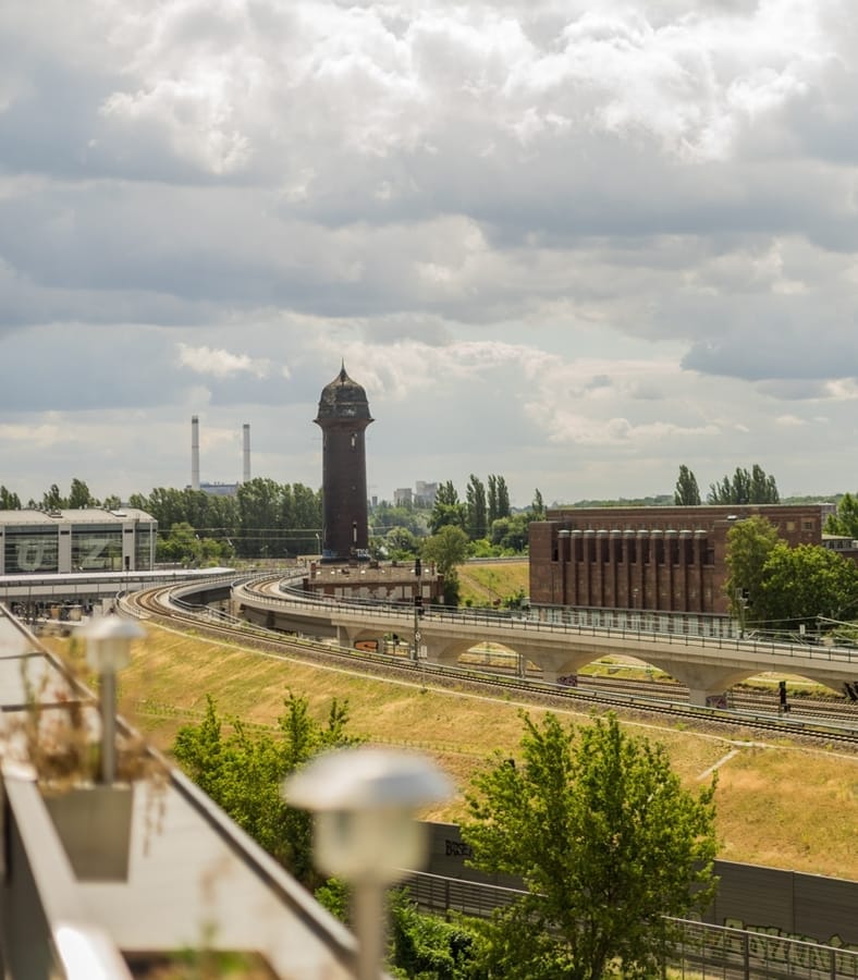 Historischer Wasserturm mit Bahnviadukt - Penthousewohnung in Berlin / Friedrichshain