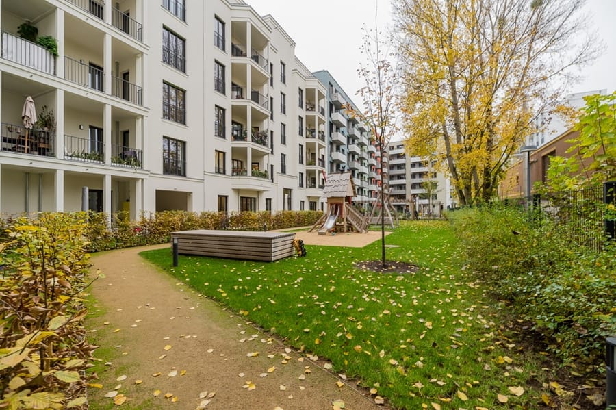Neubau-Wohnhaus mit Balkonen und Innenhofspielplatz - Wunderschöne Eigentumswohnung mit sehr gutem Schnitt und Balkon nach Süden!