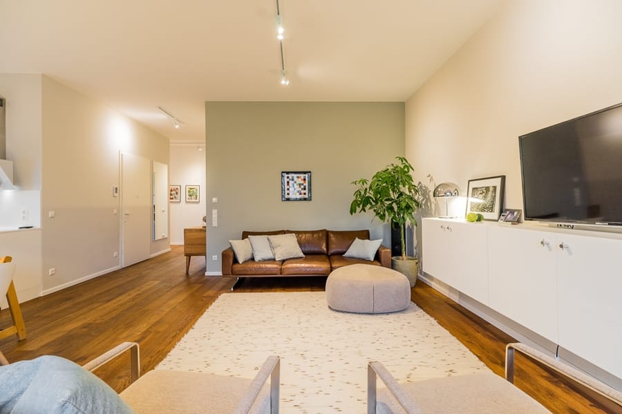 Modernes Apartment mit Ledercouch und Parkett - Wunderschöne Eigentumswohnung mit sehr gutem Schnitt und Balkon nach Süden!