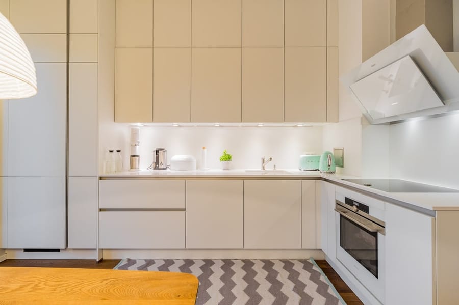 Moderne weiße Einbauküche mit Dunstabzugshaube - Wunderschöne Eigentumswohnung mit sehr gutem Schnitt und Balkon nach Süden!