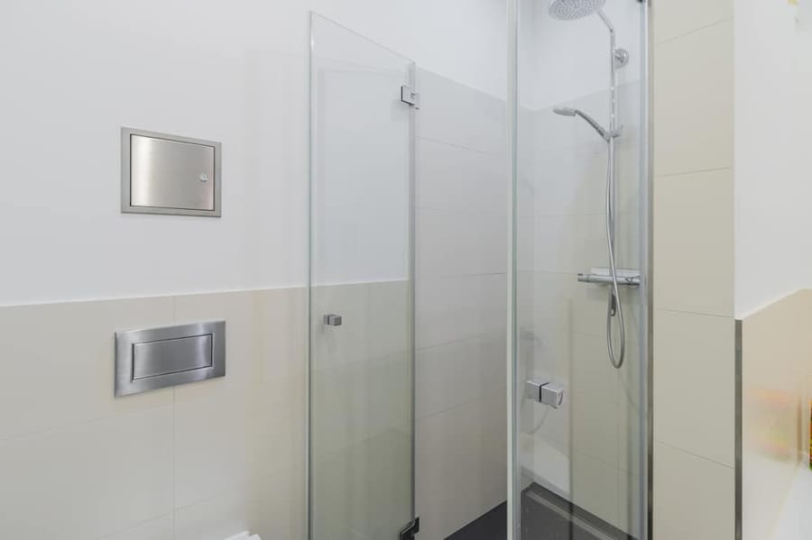 Modernes Badezimmer mit Glasdusche - Wunderschöne Eigentumswohnung mit sehr gutem Schnitt und Balkon nach Süden!