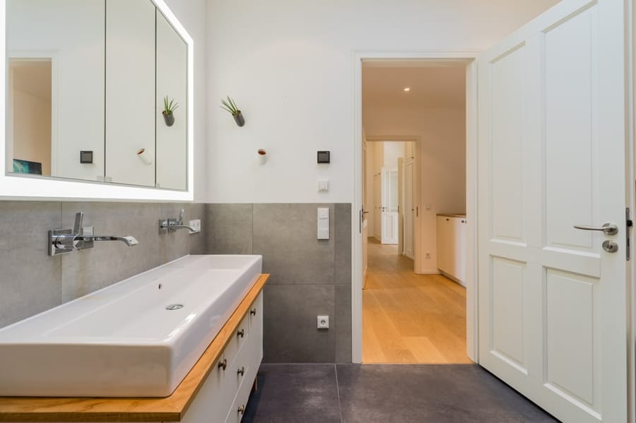 Modernes Badezimmer mit Doppelwaschtisch - Penthousewohnung in Berlin / Friedrichshain