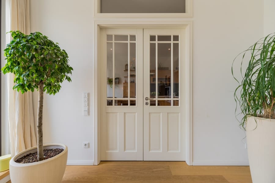 Helle Diele mit Glas-Doppeltür und Parkett - Penthousewohnung in Berlin / Friedrichshain