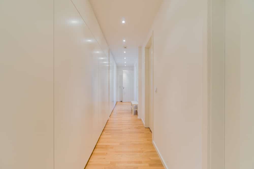 Heller Wohnungsflur mit Einbauschränken - Familienwohnung in Friedrichshain