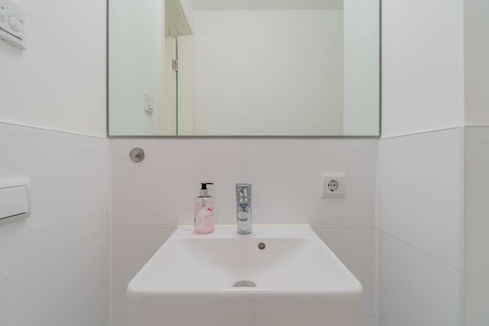 Weißer Waschtisch mit großem Spiegel - Familienwohnung in Friedrichshain