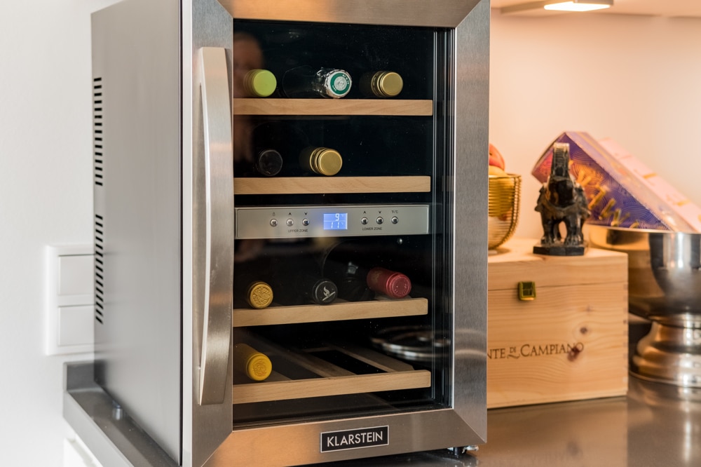 Freistehender Weinkühlschrank auf Küchenarbeitsplatte - Familienwohnung in Friedrichshain