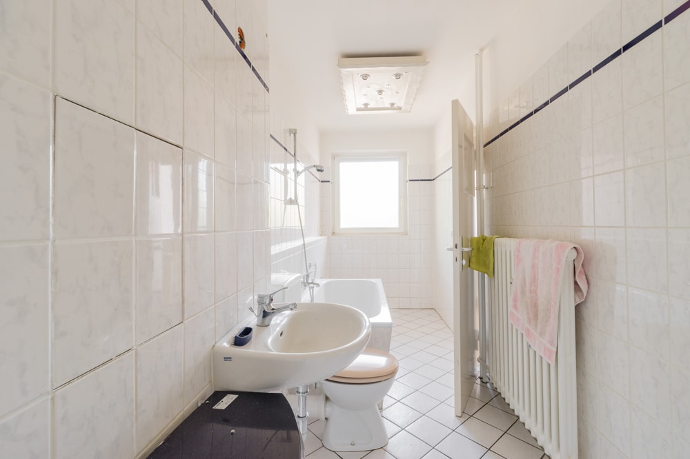 Wohnungsbadezimmer mit Badewanne und Fenster - Etagenwohnung in Berlin / Charlottenburg