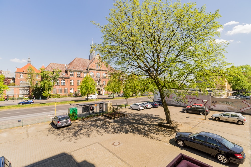 Straßenansicht mit Backstein-Altbau und Parkplatz - Etagenwohnung in Berlin / Charlottenburg