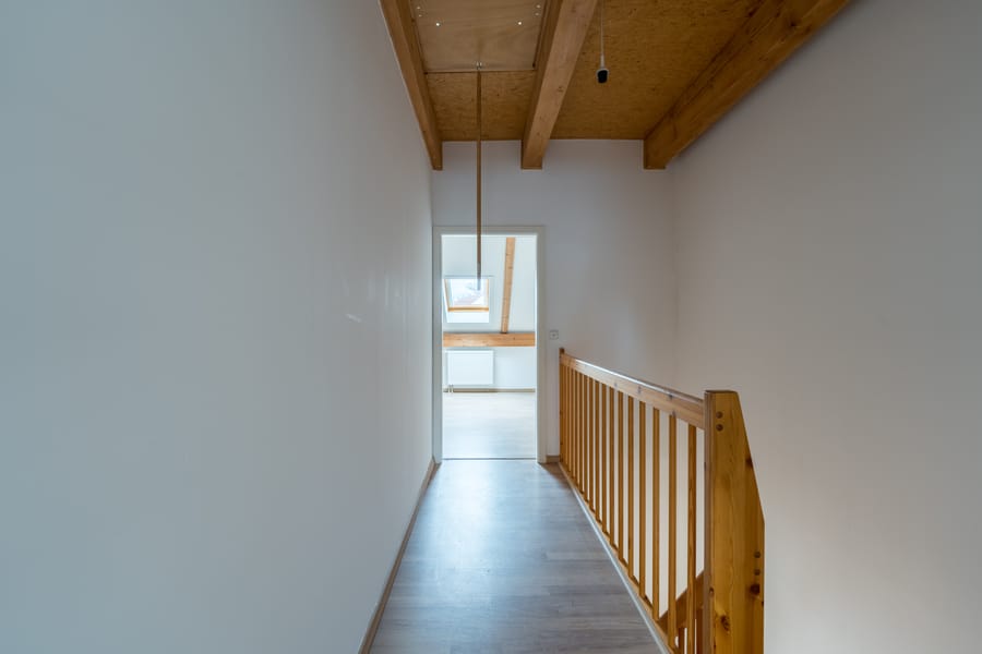 二楼走廊 - 装修后首次入住--免租--非常适合法尔肯塞的家庭居住。