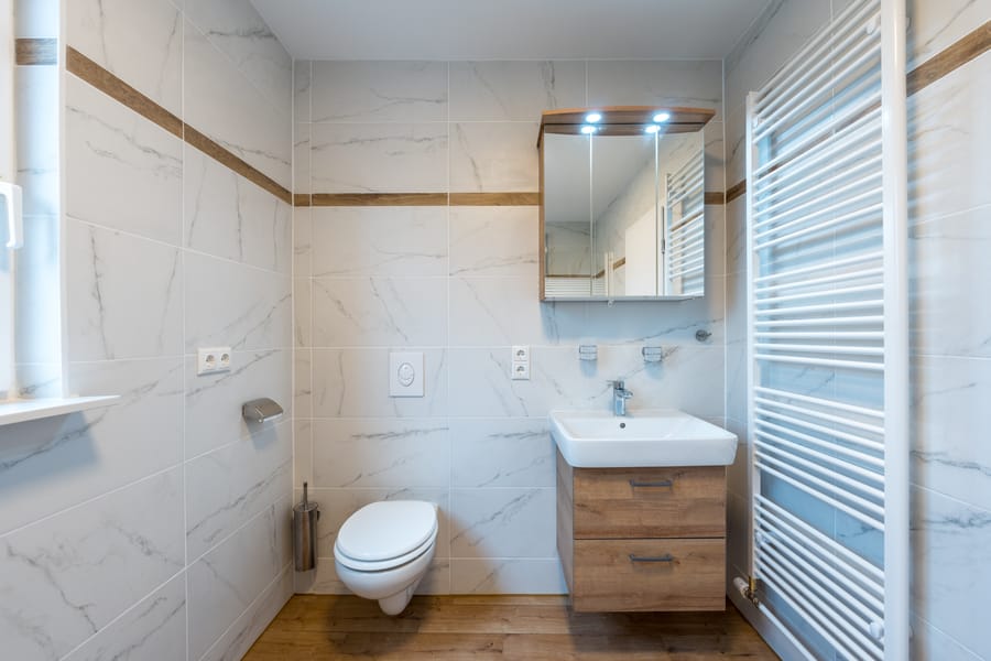 浴室-装修后首次入住--免费入住--非常适合法尔肯塞的家庭。