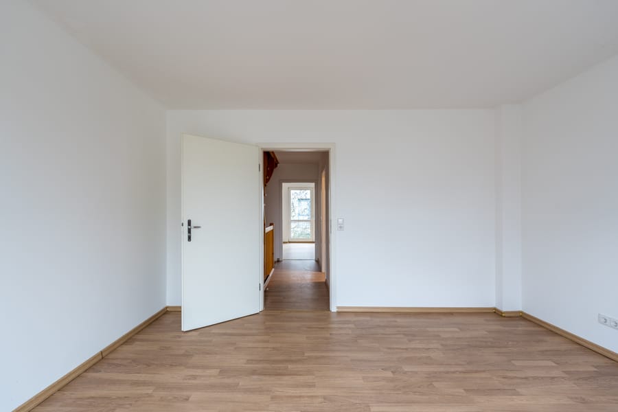 卧室-装修后首次入住，免收入住费--法尔肯塞家庭的理想之选。