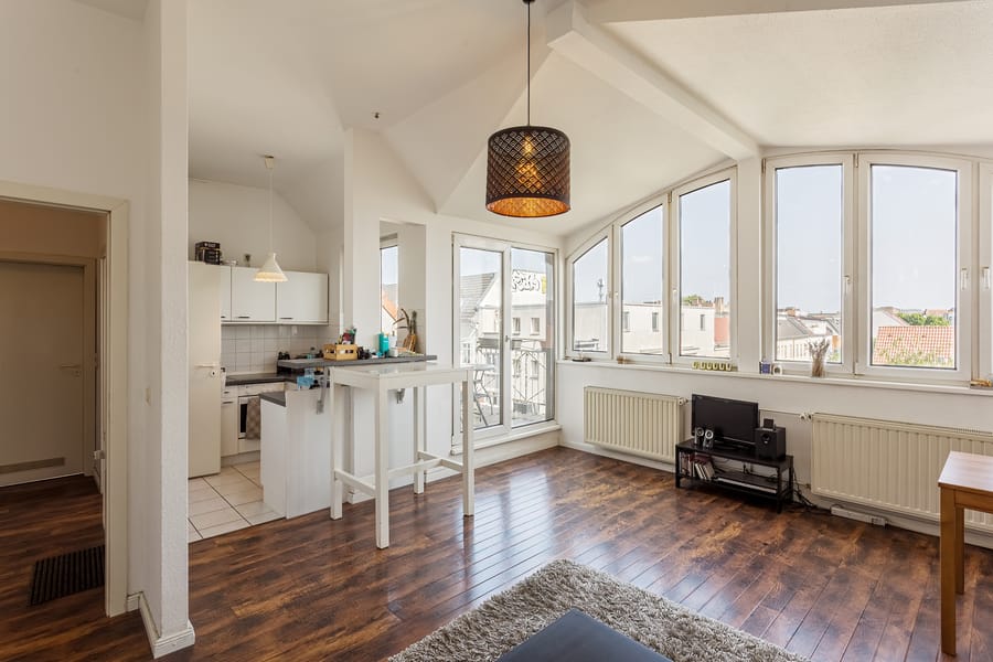 Wohnzimmer mit Küche - Helle Dachgeschosswohnung nahe Boxhagener Platz sofort bezugsfrei